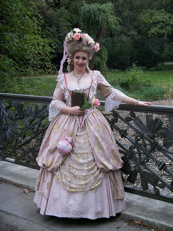 Historische Figuren zum Fotoshooting Vorbereitung durch Tatiana Brunzel Diplom Maskenbildnerin aus Berlin